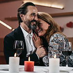 There are tons of different chat rooms that allow you to connect with singles - Wantmatures.com